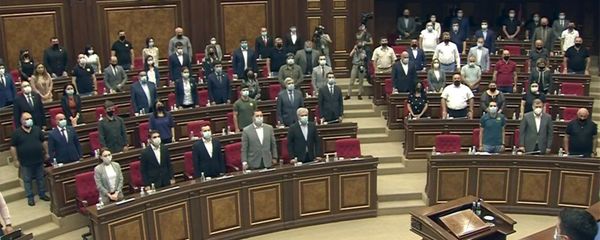 Депутаты парламента Армении почтили минутой молчания память павших военнослужащих перед началом специального заседания парламента (28 сентября 2020). Еревaн - Sputnik Արմենիա