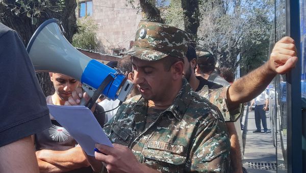 Запись добровольцев для отправки на фронт в военкомате (28 сентября 2020). Еревaн - Sputnik Армения