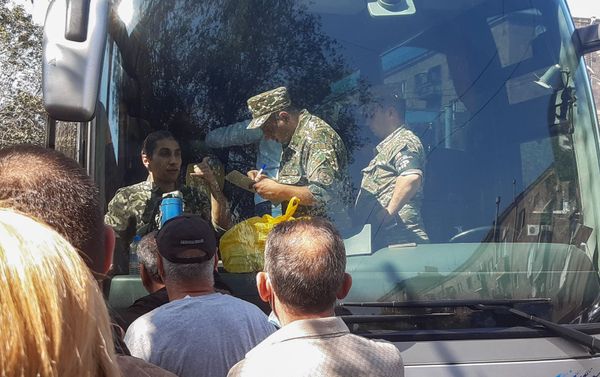 Запись добровольцев для отправки на фронт в военкомате (28 сентября 2020). Еревaн Запись добровольцев для отправки на фронт в военкомате (28 сентября 2020). Еревaн - Sputnik Армения