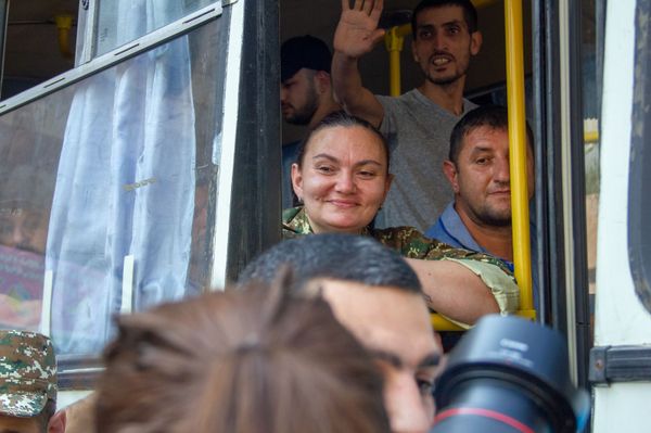 Мам джан, ждем тебя, возвращайся!: в Ереване массово провожают добровольцев в Карабах Мам джан, ждем тебя, возвращайся!: в Ереване массово провожают добровольцев в Карабах - Sputnik Армения