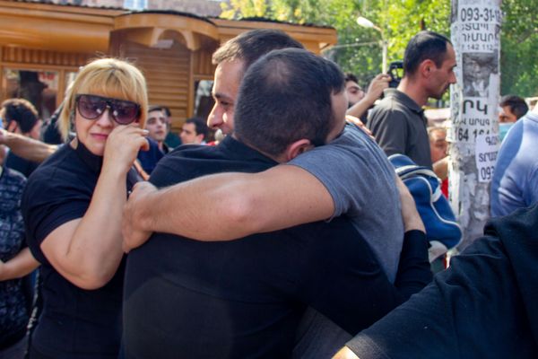 Мам джан, ждем тебя, возвращайся!: в Ереване массово провожают добровольцев в Карабах Мам джан, ждем тебя, возвращайся!: в Ереване массово провожают добровольцев в Карабах - Sputnik Армения