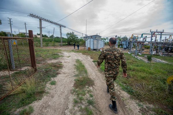 Раненый Мартуни: репортаж из города, в котором погибли женщина и ребенок Раненый Мартуни: репортаж из города, в котором погибли женщина и ребенок - Sputnik Армения