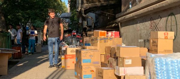 Армянская молодежь по собственной инициативе собрала товары первой необходимости для отправки в Карабах (28 сентября 2020). Еревaн - Sputnik Армения