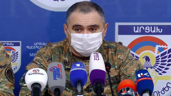 Заместитель командующего Армией Обороны Артур Саркисян во время брифинга Единого информационного центра (28 сентября 2020). Степанакерт - Sputnik Армения