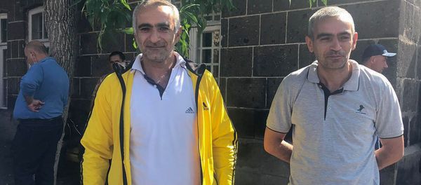 Աստված վերևում է, մենք՝ ներքևում. կամավորական խմբերը շարունակում են Շիրակից մեկնել Արցախ - Sputnik Արմենիա