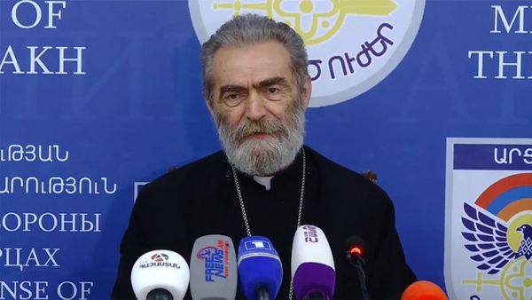 Предводитель Карабахской епархии ААЦ, архиепископ Паргев Мартиросян во время брифинга Единого информационного центра (28 сентября 2020). Степанакерт - Sputnik Армения