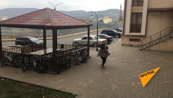 Жильцы одного из домов в Карабахе, успевшие спрятаться в подвале здания. - Sputnik Армения