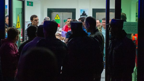 Медработники перевозят раненного в отделение неотложной медицинской помощи Республиканского медцентра Карабаха - Sputnik Արմենիա