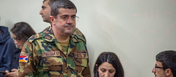 Президент Карабаха Араик Арутюнян перед началом брифинга в Едином информационном центре (28 сентября 2020). Степанакерт - Sputnik Армения