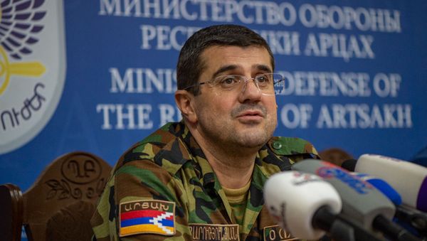 Президент Карабаха Араик Арутюнян во время брифинга в Едином информационном центре (28 сентября 2020). Степанакерт - Sputnik Армения