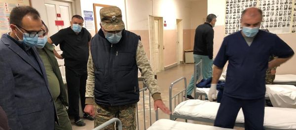 Министр здравоохранения Арсен Торосян в больнице в Варденисе (29 сентября 2020). Министр здравоохранения Арсен Торосян в больнице в Варденисе (29 сентября 2020). - Sputnik Արմենիա