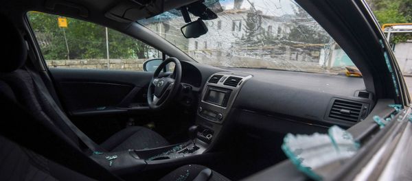 Поврежденный от обстрелов автомобиль в Гадруте - Sputnik Արմենիա