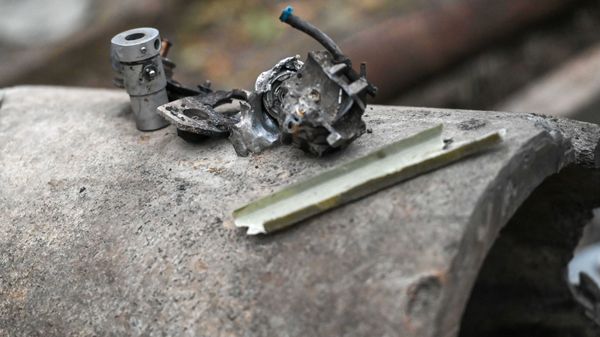 Найденные среди обломков осколки снарядов во дворе жителя Гадрута Эдика Степаняна - Sputnik Արմենիա