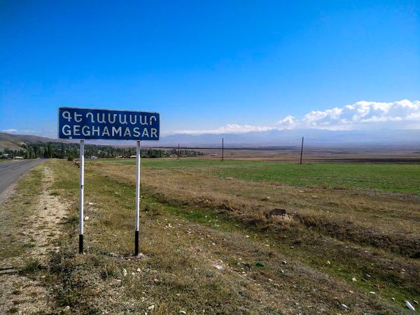 Паники нет, настроение боевое: глава приграничного села близ армянского Вардениса Паники нет, настроение боевое: глава приграничного села близ армянского Вардениса - Sputnik Армения