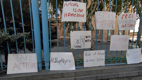 Акция протеста союза молодежи АРФ Дашнакцутюн возле офиса ООН в связи с эскалацией в Карабахе (29 сентября 2020). Еревaн Акция протеста союза молодежи АРФ Дашнакцутюн возле офиса ООН в связи с эскалацией в Карабахе (29 сентября 2020). Еревaн - Sputnik Արմենիա