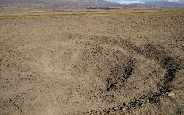 Образованная воронка от удара БПЛА близ села Норакерт Гехаркуникской области Образованная воронка от удара БПЛА близ села Норакерт Гехаркуникской области - Sputnik Армения