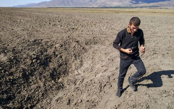 Житель села Норакерт Гехаркуникской области Лерник у поля, на которое упал БПЛА Житель села Норакерт Гехаркуникской области Лерник у поля, на которое упал БПЛА - Sputnik Армения