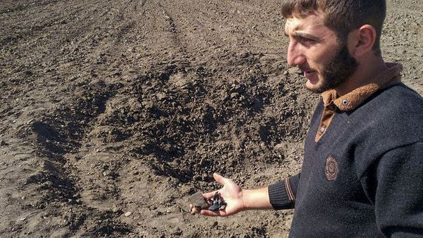 Житель села Норакерт Гегаркуникской области Лерник у поля, на которое упал БПЛА Житель села Норакерт Гегаркуникской области Лерник у поля, на которое упал БПЛА - Sputnik Армения