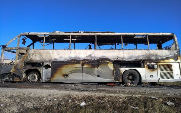 Попавший под обстрел гражданский автобус около города Варденис Гегаркуникской области (29 сентября 2020). Армения Попавший под обстрел гражданский автобус около города Варденис Гегаркуникской области (29 сентября 2020). Армения - Sputnik Армения