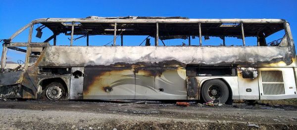 Попавший под обстрел гражданский автобус около города Варденис Гегаркуникской области (29 сентября 2020). Армения - Sputnik Արմենիա