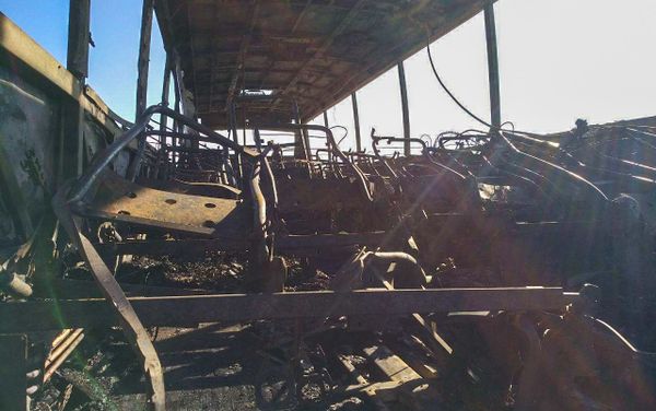 Попавший под обстрел гражданский автобус около города Варденис Гегаркуникской области (29 сентября 2020). Армения - Sputnik Армения