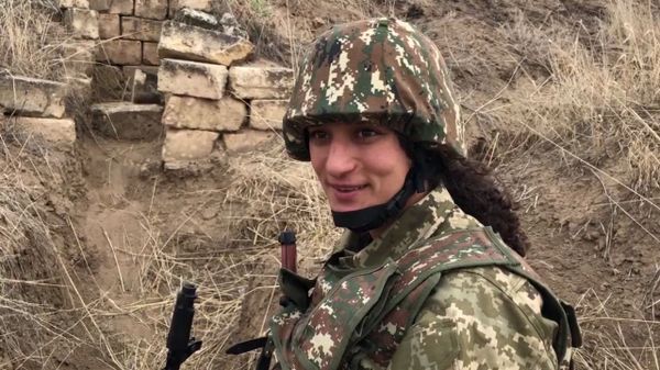О чем говорят мужчины в окопах и какие девушки уходят на фронт в Карабахе О чем говорят мужчины в окопах и какие девушки уходят на фронт в Карабахе - Sputnik Армения