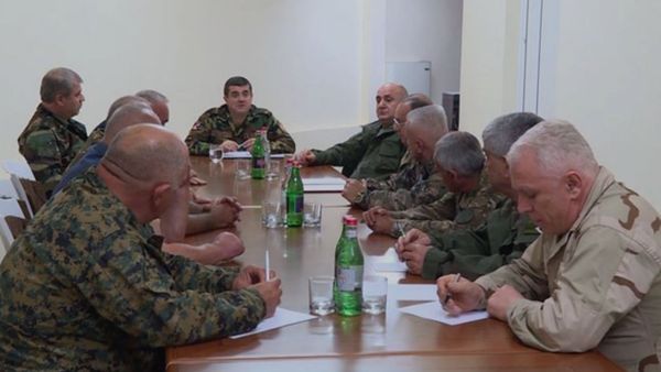 Президент Карабаха Араик Арутюнян провел консультации с участием бывших высокопоставленных командиров, стоявших у истоков формирования Армии обороны (29 сентября 2020). Степанакерт - Sputnik Արմենիա