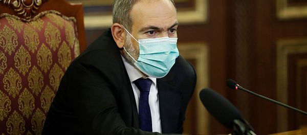 Премьер-министр Никол Пашинян во время интервью представителям российских СМИ (30 сентября 2020). Еревaн - Sputnik Армения