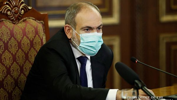 Премьер-министр Никол Пашинян во время интервью представителям российских СМИ (30 сентября 2020). Еревaн - Sputnik Армения