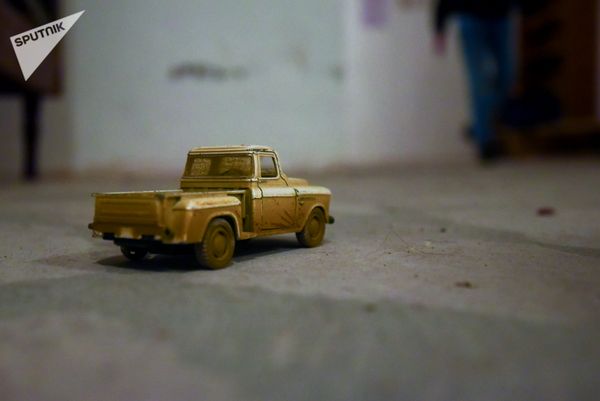 Игрушечный автомобиль мальчишек детского интерната в Степанакерте Игрушечный автомобиль мальчишек детского интерната в Степанакерте - Sputnik Армения