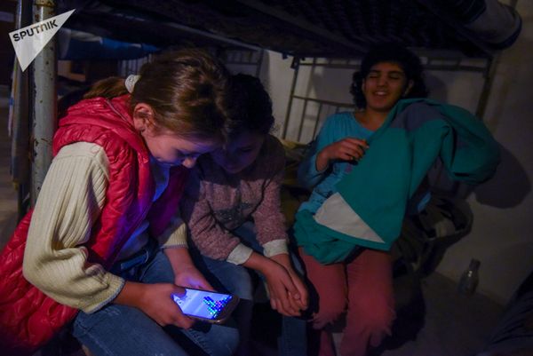Воспитанницы детского интерната Степанакерта собирают очки, лопая виртуальные пузыри Воспитанницы детского интерната Степанакерта собирают очки, лопая виртуальные пузыри - Sputnik Армения