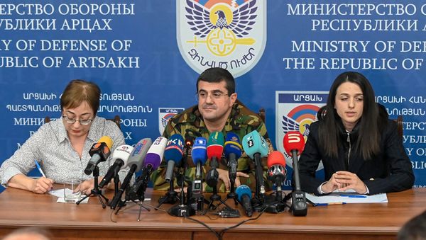 Президент Карабаха Араик Арутюнян во время брифинга в Едином информационном центре (30 сентября 2020). Степанакерт - Sputnik Արմենիա