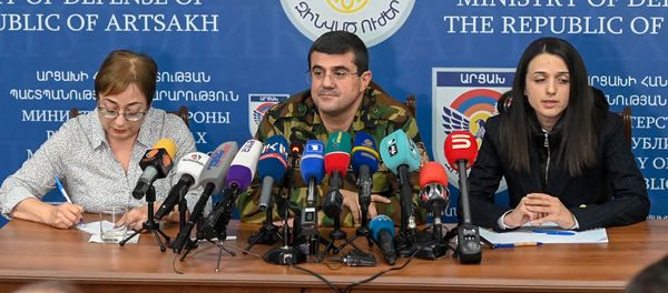 Президент Карабаха Араик Арутюнян во время брифинга в Едином информационном центре (30 сентября 2020). Степанакерт - Sputnik Արմենիա