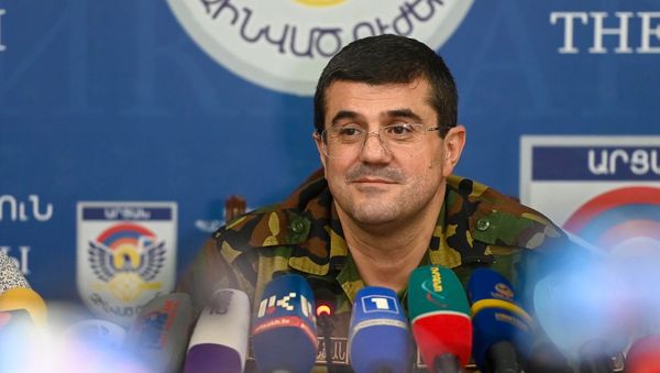Президент Карабаха Араик Арутюнян во время брифинга в Едином информационном центре (30 сентября 2020). Степанакерт - Sputnik Армения