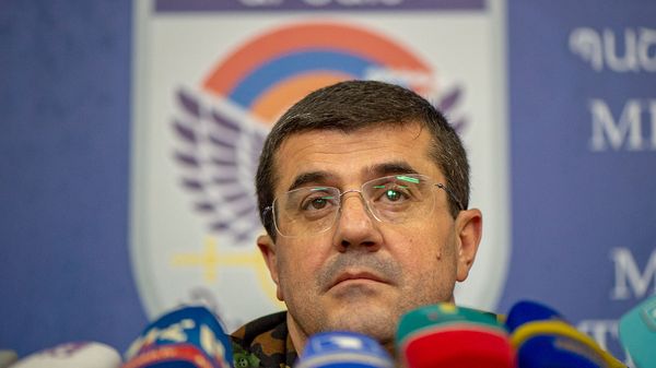 Президент Карабаха Араик Арутюнян во время брифинга в Едином информационном центре (30 сентября 2020). Степанакерт - Sputnik Армения