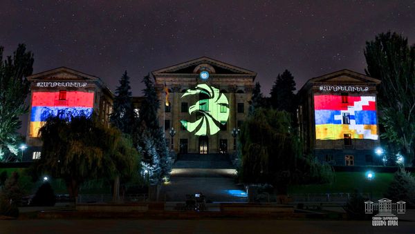 Световые флаги Армении и Карабаха на Доме Правительства (30 сентября 2020). Еревaн - Sputnik Արմենիա