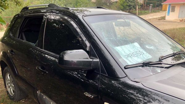 Вооруженные силы Азербайджана целились также в автомобиль, который перевозил журналистов международного новостного агентства Agence France-Presse (AFP), находящихся в Арцахе с журналистской миссией - Sputnik Армения