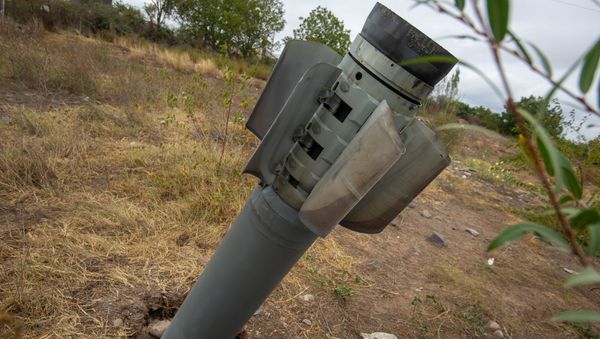 Невзорвавшийся снаряд Смерч-а в общине Иванян (1 октября 2020). Карабах - Sputnik Արմենիա