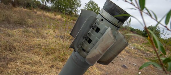 Невзорвавшийся снаряд Смерч-а в общине Иванян (1 октября 2020). Карабах Невзорвавшийся снаряд Смерч-а в общине Иванян (1 октября 2020). Карабах - Sputnik Արմենիա