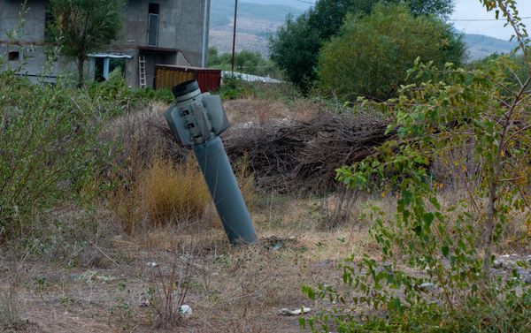 Невзорвавшийся снаряд Смерч-а в общине Иванян (1 октября 2020). Карабах - Sputnik Армения
