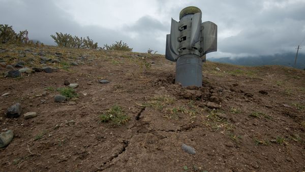 Невзорвавшийся снаряд Смерч-а в общине Иванян (1 октября 2020). Карабах - Sputnik Армения