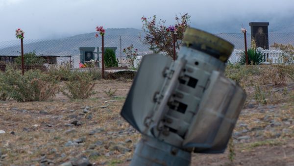Невзорвавшийся снаряд Смерч-а в общине Иванян (1 октября 2020). Карабах - Sputnik Արմենիա