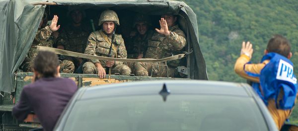 Журналисты фотографируют солдат в Карабахе - Sputnik Արմենիա