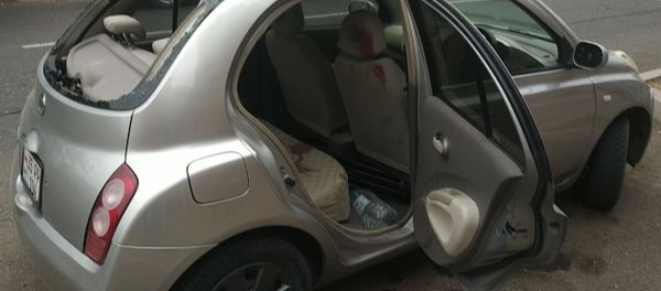 Машина журналистов, которые попали под обстрел в Мартуни в Карабахе Машина журналистов, которые попали под обстрел в Мартуни в Карабахе - Sputnik Армения