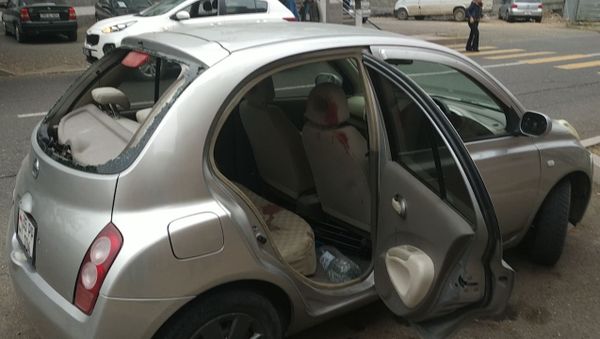 Машина журналистов, которые попали под обстрел в Мартуни в Карабахе - Sputnik Армения