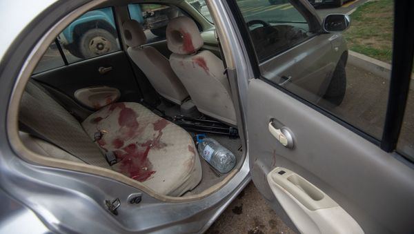 Попавший под обстрел автомобиль с журналистами и сопровождающим их лицом в Карабахе (1 октября 2020). Мартуни - Sputnik Արմենիա