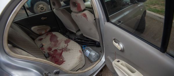 Попавший под обстрел автомобиль с журналистами и сопровождающим их лицом в Карабахе (1 октября 2020). Мартуни - Sputnik Արմենիա