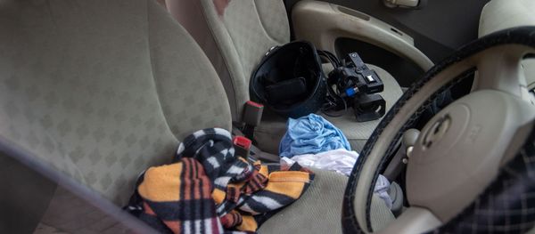 Попавший под обстрел автомобиль с журналистами и сопровождающим их лицом в Карабахе (1 октября 2020). Мартуни - Sputnik Արմենիա