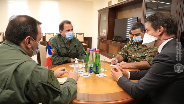 Министр обороны Давид Тоноян встретился с ЧП послом Франции Джонатаном Лакотем (1 октября 2020). Еревaн Министр обороны Давид Тоноян встретился с ЧП послом Франции Джонатаном Лакотем (1 октября 2020). Еревaн - Sputnik Արմենիա