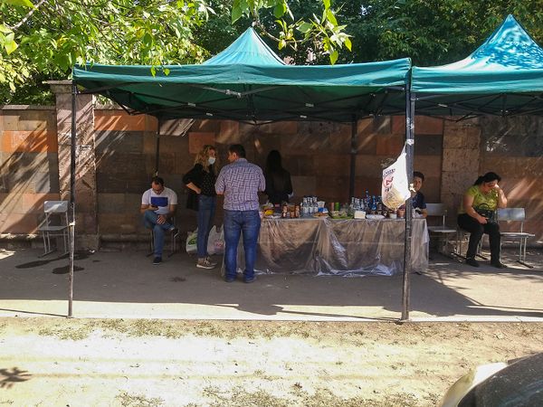 Լաց ու ծիծաղ` կենտրոնական հոսպիտալի մոտ. ինչպես են զինվորների ծնողները լուրի սպասում - Sputnik Արմենիա